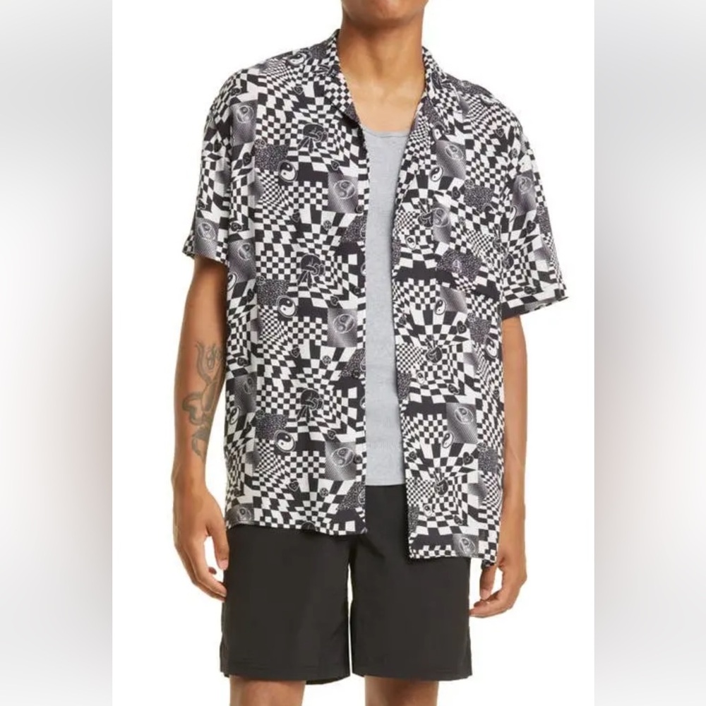 BP.‎ Men’s Estimated Sz Medium Psychedelic Check Short Sleeve Button Camp Shirt
